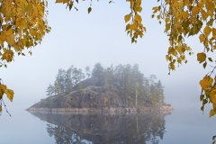 Saari syksyisellä Lietvedellä