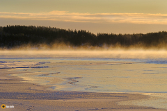 Jäätyvä Saimaa aamun sävyissä